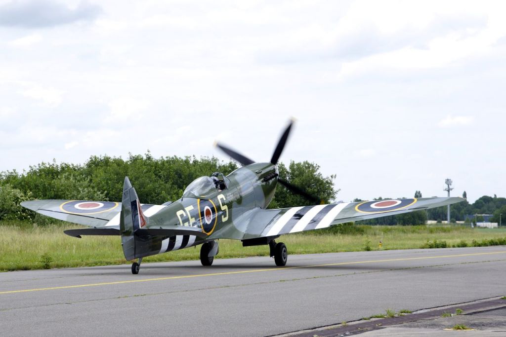 Le magnifique Spitfire Mk XVI aux couleurs de la 349.