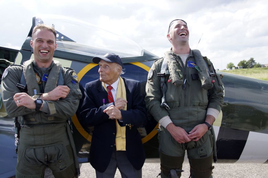 Les commandants des 349eme et 350ème escadrilles avec le vétéran.