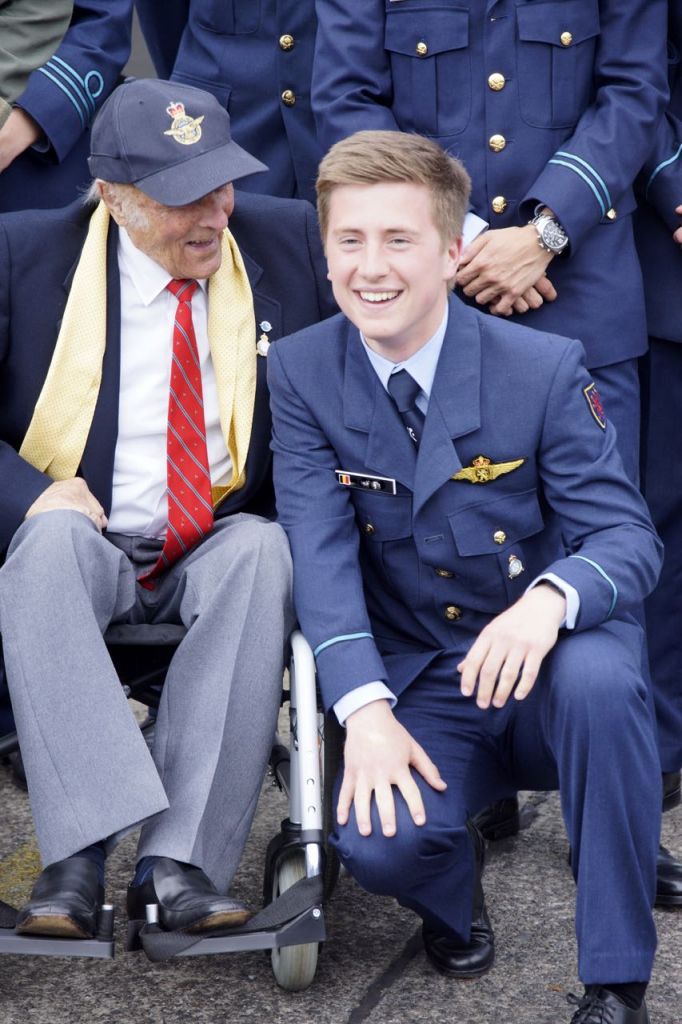 349eme Escadrille, le plus jeune pilote rencontre le vétéran (98 ans).