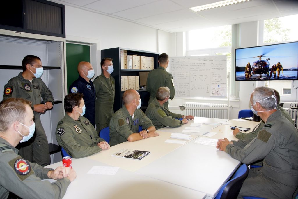 Briefing de la mission version Covid 19. (Photo Serge Nemry)