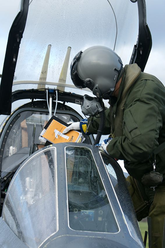 Un pilote récupère la documentation de l’avion - © Serge NEMRY